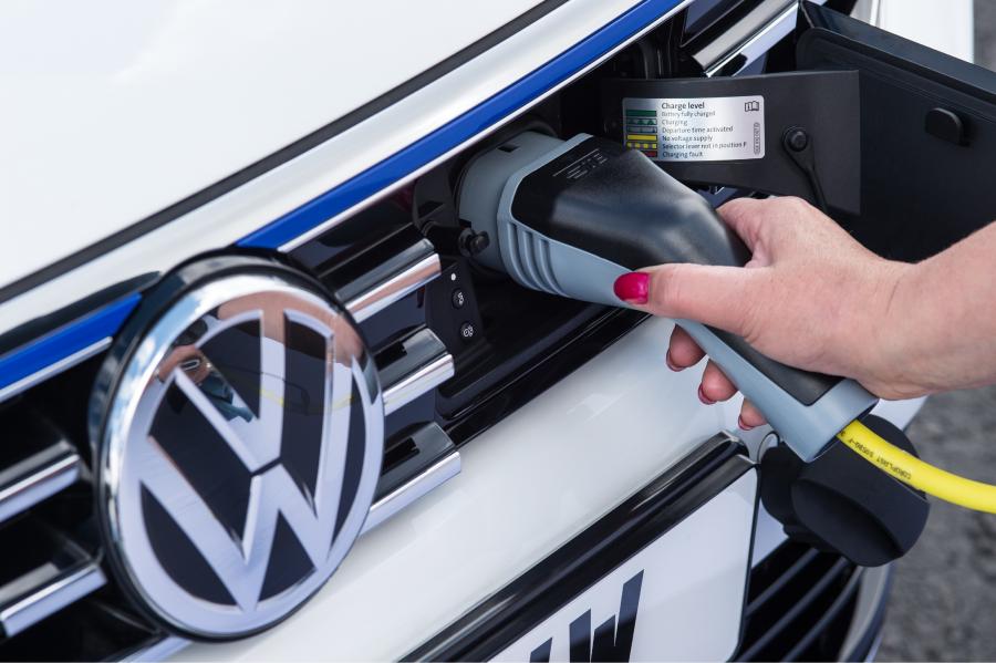 Логотип Volkswagen Passat GTE 2016 года  (UK) (фото 17 из 34)
